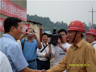 时任福建省委常委、福州市市委书记袁荣祥看望我司四川汶川地震救灾员工